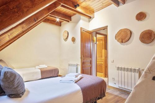 Postel nebo postele na pokoji v ubytování Luderna - Casa con jardín Vista Aneto