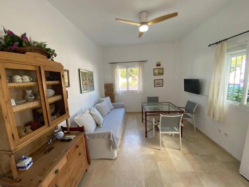 ein Wohnzimmer mit Sofa und Tisch in der Unterkunft Apartamento Crucero 2, la Jara in Sanlúcar de Barrameda