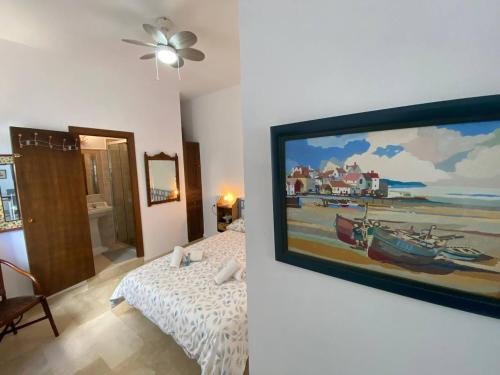 ein Wohnzimmer mit einem großen TV an der Wand in der Unterkunft Apartamento Crucero 2, la Jara in Sanlúcar de Barrameda