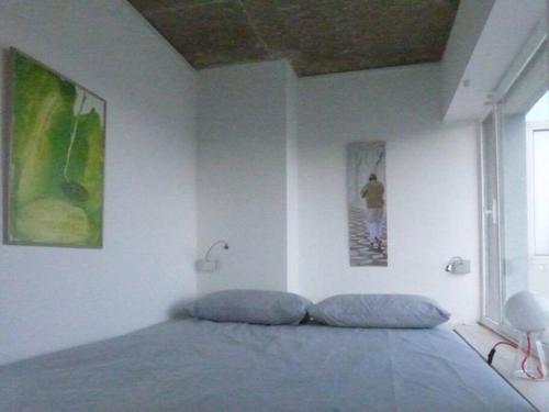 une chambre avec un lit et un tableau au mur dans l'établissement Paris Centre, gorgeous panorama, terrace, design, à Paris