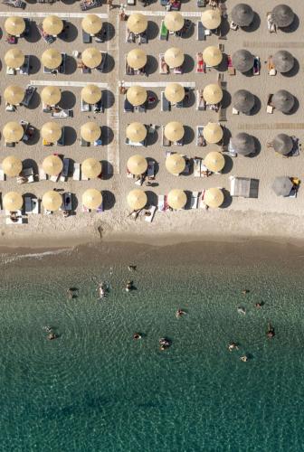 eine Aussicht über den Strand mit Menschen im Wasser in der Unterkunft Suites 33 in Kos-Stadt