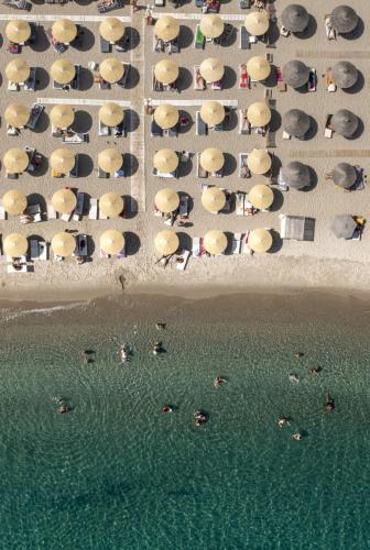 una vista sulla spiaggia con persone in acqua di Suites 33 a Città di Kos