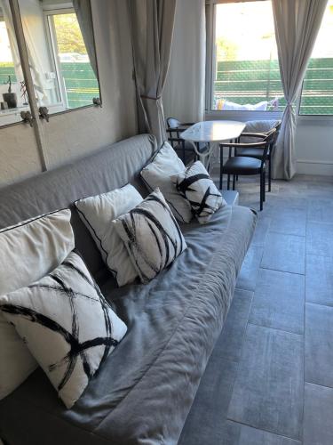 kanapę z poduszkami w salonie w obiekcie LOCATION CAP D'AGDE w Cap d'Agde