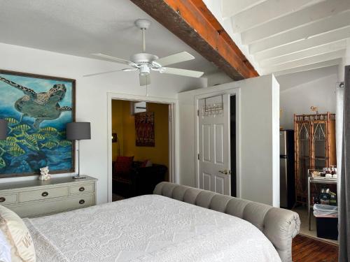 um quarto com uma cama e um quadro na parede em Burns Square Hotel em Sarasota