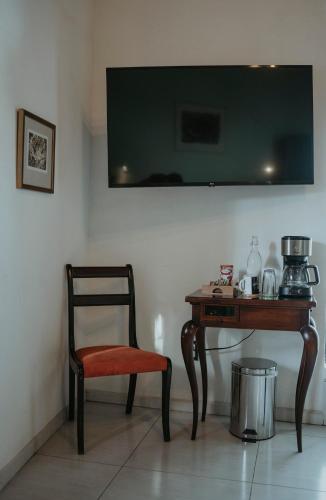 TV a/nebo společenská místnost v ubytování LARIMAR Gallery y Hotel Boutique