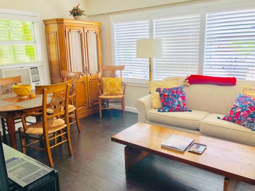 uma sala de estar com um sofá e uma mesa em Burns Square Hotel em Sarasota