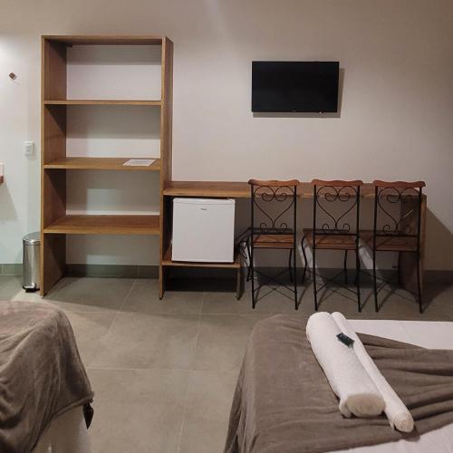 サン・フェリックス・ド・トカンティンスにあるPousada Angatu Jalapãoのベッド、テレビ、棚が備わる客室です。