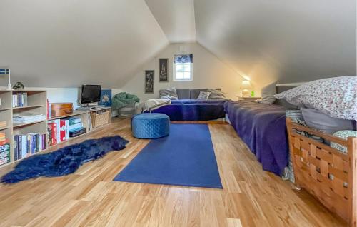 1 dormitorio con cama y alfombra azul en Amazing Home In Hssleholm With Wifi, en Hässleholm