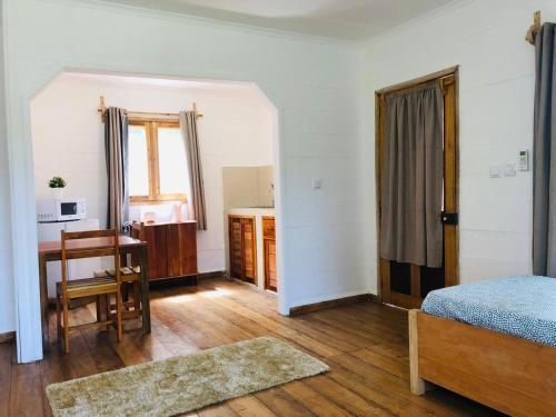una camera con letto, scrivania e finestra di Kingfisher- Principe a Santo António