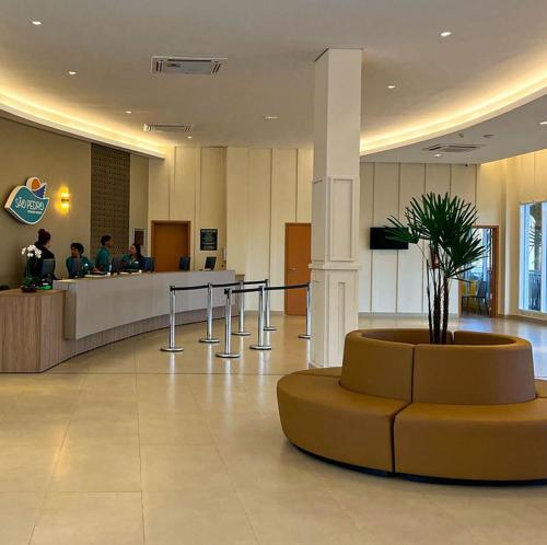 eine Lobby mit Wartebereich mit Leuten in einem Krankenhaus in der Unterkunft São Pedro Thermas Resort in São Pedro