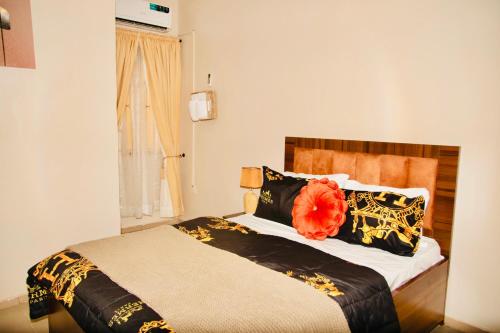 Un dormitorio con una cama con una flor. en 1bed luxury Apartment Opebi, en Ikeja