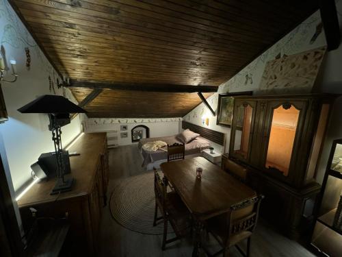 einen Blick über ein Zimmer mit einem Bett und einem Tisch in der Unterkunft Mini Hotel-Bohemi in Plowdiw