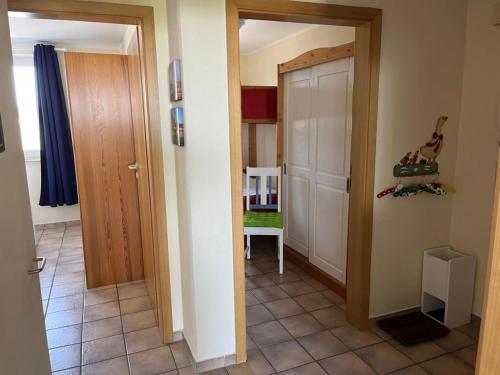 um corredor com uma porta que leva a um quarto em Horizont-Wohnung-3 em Cuxhaven