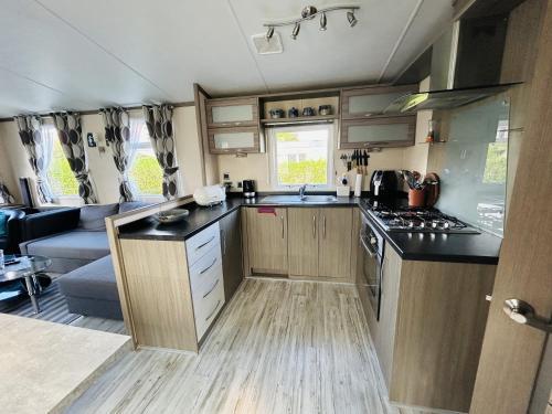 een keuken en woonkamer van een caravan bij Beach Resort Nieuwvliet Bad - NV 102 in Nieuwvliet