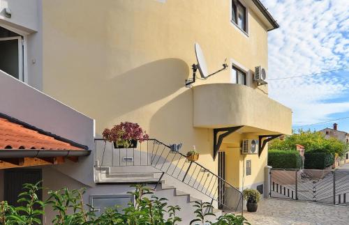un bâtiment avec des escaliers sur son côté dans l'établissement Ferienwohnung für 6 Personen ca 45 qm in Pomer, Istrien Istrische Riviera, à Pomer