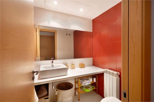 ein Bad mit einem Waschbecken und einem Spiegel in der Unterkunft Modern and renewed Apartament Florí in Arenys de Mar