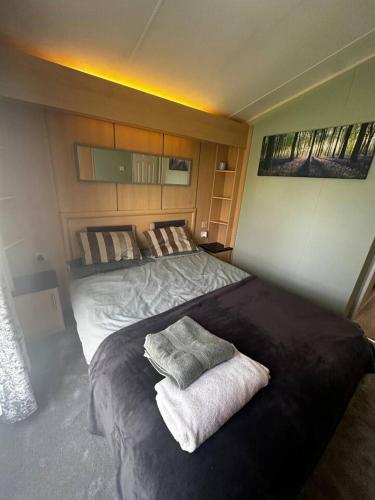 Voodi või voodid majutusasutuse 2 bedroom caravan, sea views, parking toas
