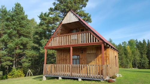 アグロナにあるPriedīšiの畑の中の小さな木造小屋