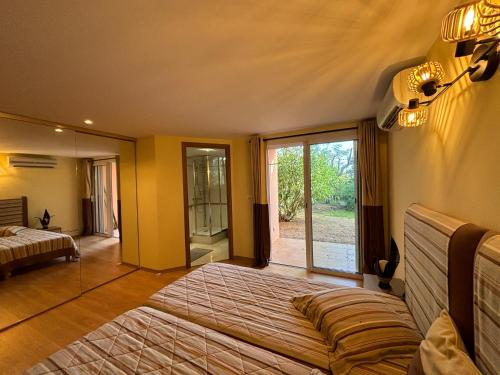 une chambre avec un grand lit et une grande fenêtre dans l'établissement Apartment Pioppa for 4, à Porto-Vecchio