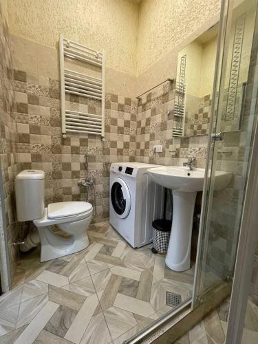 La salle de bains est pourvue de toilettes, d'un lavabo et d'un lave-linge. dans l'établissement Bera Studio, à Tbilissi