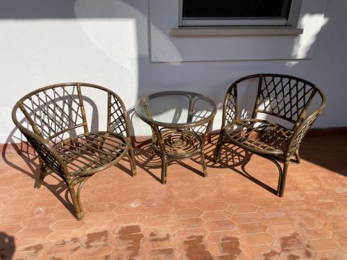 een groep van drie stoelen en een tafel bij Sunny Room in a cozy Villa in Sperlonga