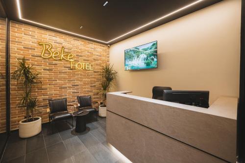 Una televisión o centro de entretenimiento en Hotel Beke