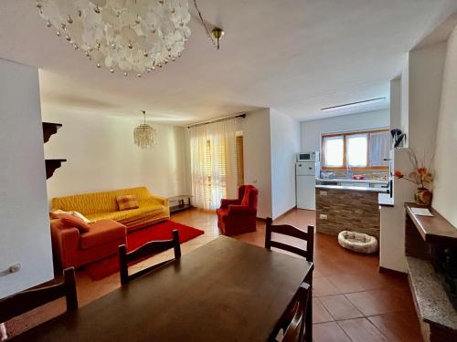 een woonkamer met een bank en een tafel bij La Casa Sul Lago in Passignano sul Trasimeno