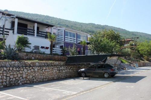 une voiture garée dans un parking en face d'un bâtiment dans l'établissement Ferienwohnung für 5 Personen ca 45 qm in Skvaranska, Istrien Bucht von Raša, à Ravni