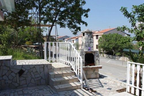 une clôture blanche et des escaliers avec un four en pierre dans l'établissement Ferienwohnung für 5 Personen ca 45 qm in Skvaranska, Istrien Bucht von Raša, à Ravni