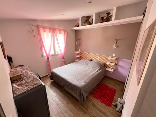 une petite chambre avec un lit et une fenêtre dans l'établissement Duplex Cosy avec Piscine Privée - Plage à Pied, à Martigues