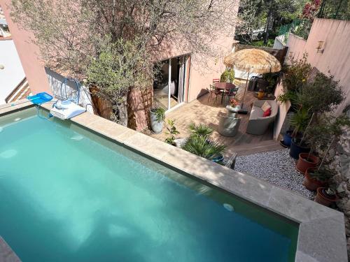 - une vue sur la piscine dans la cour dans l'établissement Duplex Cosy avec Piscine Privée - Plage à Pied, à Martigues