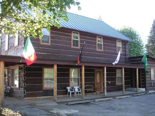 een houten gebouw met vlaggen ervoor bij North Cascades Inn 