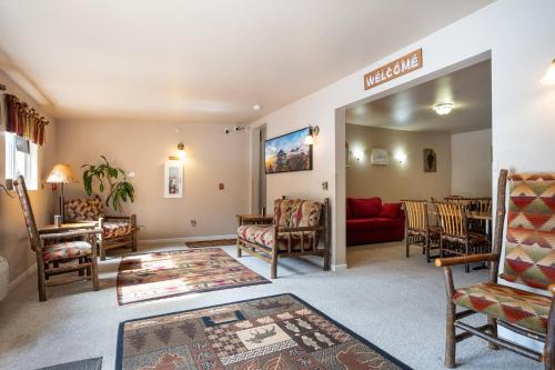 een woonkamer met een rode bank en stoelen bij North Cascades Inn 