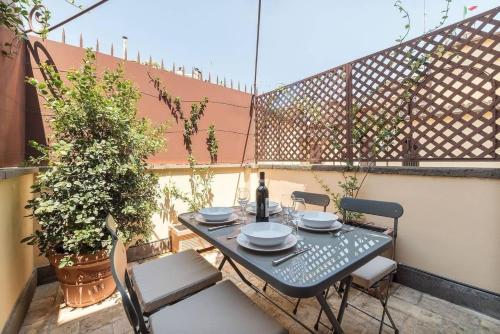 een tafel en stoelen op een patio met een hek bij Ferienwohnung für 6 Personen ca 90 qm in Rom Centro Storico, Latium Rom und Umgebung in Rome