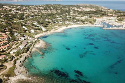 Air-conditioned apartment beach access on foot