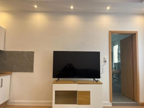 a flat screen tv on a wall in a living room at City Apartment in Bad Sassendorf