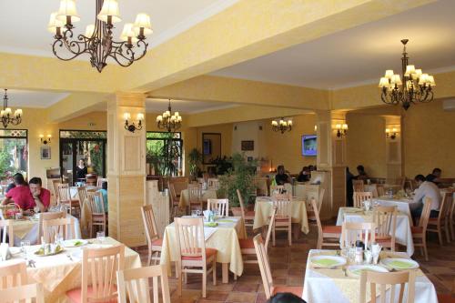 a dining room with white tables and chairs at Casa Maria Arges in Piteşti