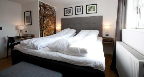 Hotel Kongensbro Kro tesisinde bir odada yatak veya yataklar