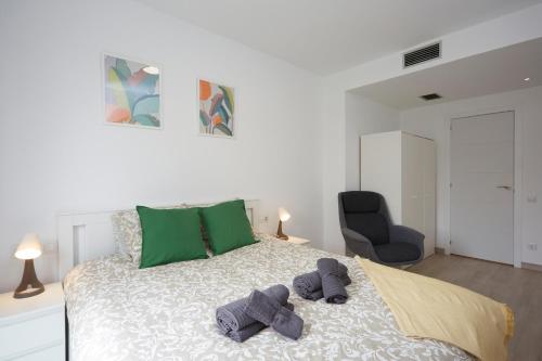 1 dormitorio con 1 cama con 2 toallas en Three bedroom Two bathroom apartment Close to Beach en Barcelona