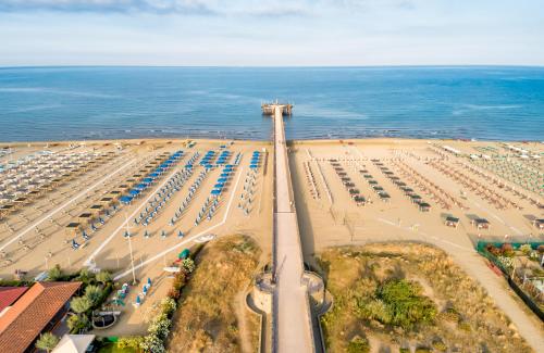una vista aérea de un aparcamiento con playa en Toscane aan zee Caravan,- Mobile home- Chalet ZR8 Viareggio, Pisa, Lucca en Torre del Lago Puccini