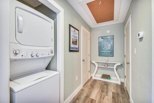Un pequeño lavadero con lavadora y secadora. en Kitty Hawk Apartment with Hot Tub - 1 Mi to Beach!, en Kitty Hawk