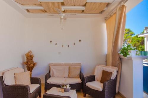 een woonkamer met stoelen en een plafond bij Ferienwohnung für 5 Personen ca 60 qm in Lido di Specchiolla, Adriaküste Italien Ostküste von Apulien in Specchiolla 