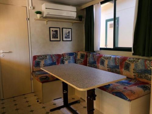 Zimmer mit einem Tisch und einem Sofa in der Unterkunft Toskana, Viareggio, Chalet Zona Rosa 1 in Viareggio