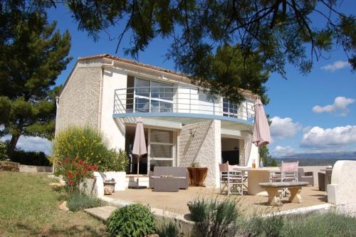 Cette maison dispose d'un balcon et d'une terrasse. dans l'établissement L'Amiradou , La Cadiere D Azur, à Saint-Côme