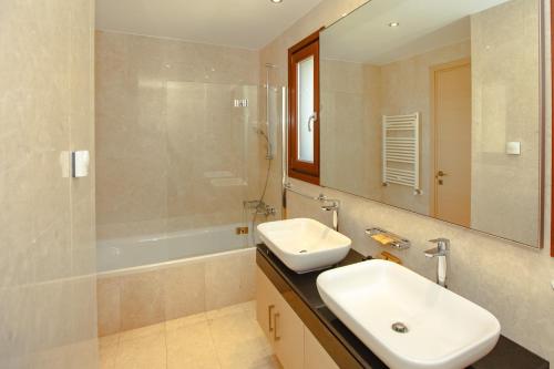 Koupelna v ubytování Luxury Villa AJ05 with private heated pool