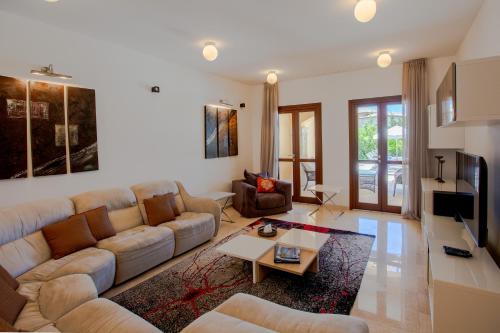 Una televisión o centro de entretenimiento en Luxury Villa AJ05 with private heated pool