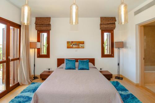 Postel nebo postele na pokoji v ubytování Luxury Villa AJ05 with private heated pool