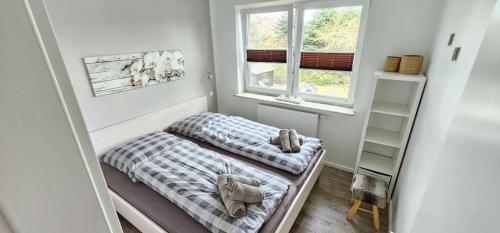 クックスハーフェンにあるAppartementhaus-Kogge-Wohnung-6のベッドと窓が備わる小さな客室です。