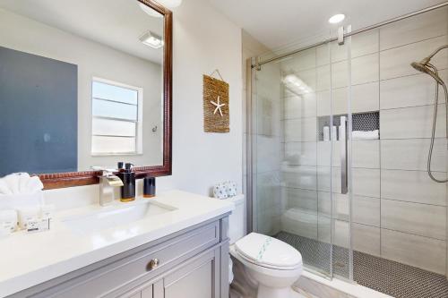 La salle de bains est pourvue d'une douche, de toilettes et d'un lavabo. dans l'établissement BeachyChic Retreat 1, à Bradenton