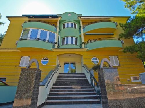 uma casa amarela com escadas em frente em Ferienwohnung für 4 Personen ca 35 qm in Pula, Istrien Istrische Riviera em Pula